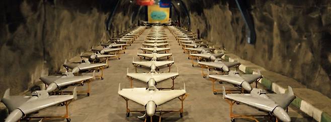 빼곡히 들어선 드론… 이란, 지하 터널 속 무기 공개  2일 이란 관영 매체가 이란 모처 지하 터널 속에 드론 수백 기가 줄지어 서있는 모습을 공개했다. 터널 뒷편에는 지난달 28일 미국 공습으로 사망한 아야톨라 알리 하메네이 최고지도자를 상징하는 깃발이 걸려있다. CNN은 해당 드론이 중동 내 미군 기지 공습에 사용된 것으로 추정된다고 전했다./텔레그램