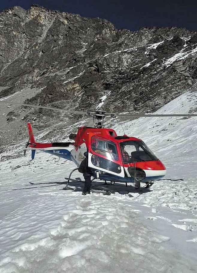 에베레스트에서 실종된 한국인을 찾기 위해 구조대가 헬기에서 내리는 모습. /혜초여행사