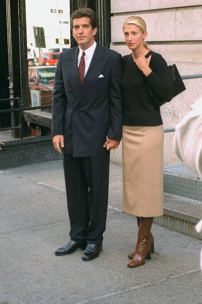 캐롤린 배셋 케네디의 패션은 90년대 미니멀리즘의 완벽한 레퍼런스가 된다. @carolynbessettekennedy