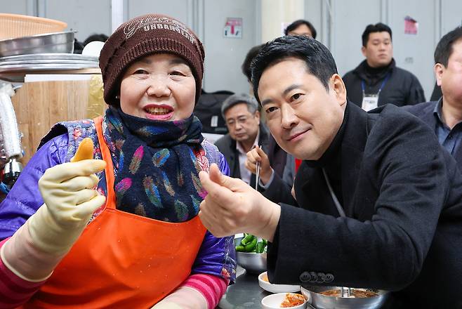 [대구=뉴시스] 이무열 기자 = 장동혁 국민의힘 대표가 11일 대구 중구 서문시장을 찾아 상인과 기념촬영을 하고 있다. 2026.02.11. lmy@newsis.com