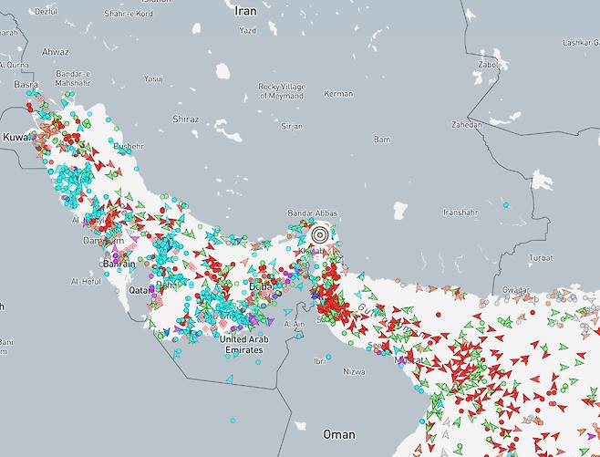 3일 호르무즈 해협과 그 인근 바다에 있는 선박들의 위치. 이란은 지난달 28일(현지 시각) 전 세계 원유 해양 물동량의 20%가 오가는 호르무즈 해협을 봉쇄하겠다고 나섰다. 호르무즈 해협은 페르시아만과 오만만을 잇는다. /마린트래픽 캡처