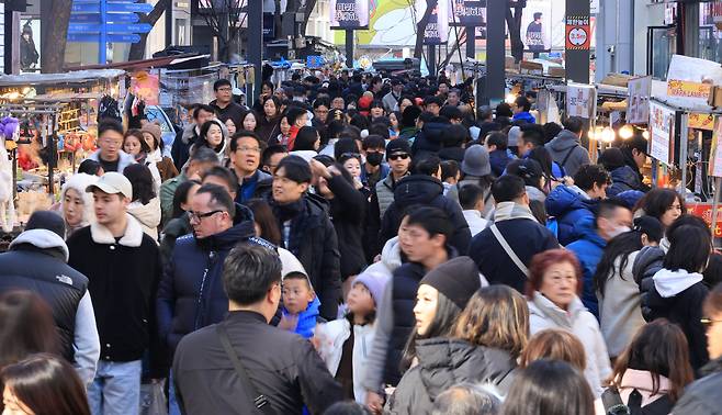 서울 명동거리가 관광객을 비롯한 인파로 붐비고 있다. /연합뉴스