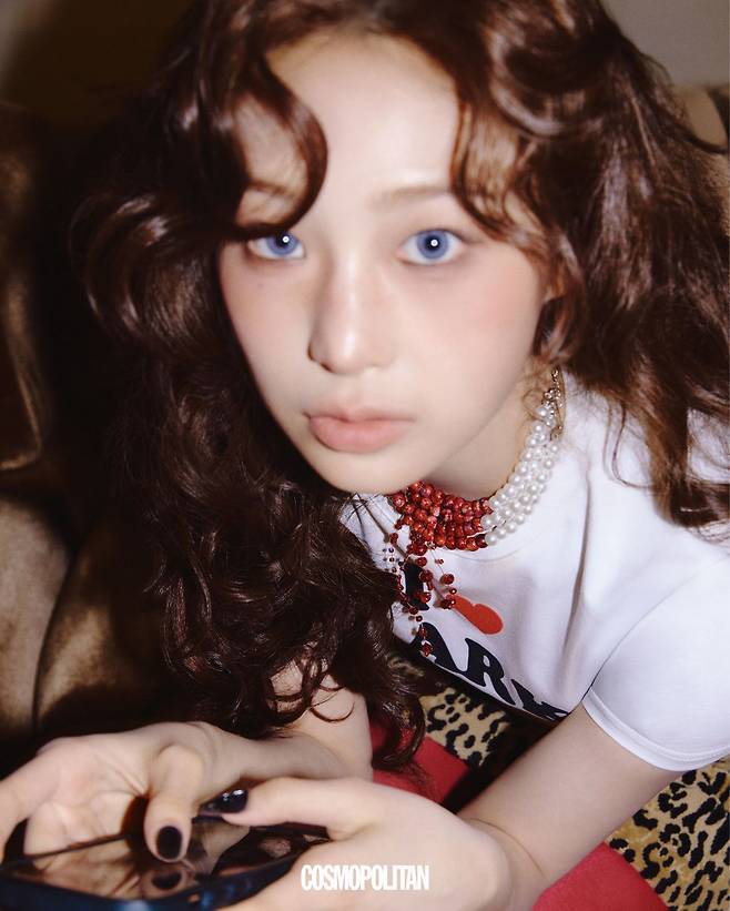 그래픽 티셔츠, 미니스커트, 퍼 트리밍 샌들 힐 모두 Mark Gong. 비즈 목걸이 Cider. 타이츠 스타일리스트 소장품.