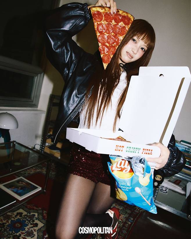 레더 블루종 Isabel Marant Étoile. 후드 티셔츠 Gila Archive. 시퀸 마이크로 쇼츠 Cider. 초커 Vivienne Westwood. 스니커즈 24ans. 목걸이, 타이츠 스타일리스트 소장품.