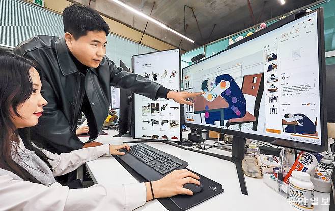 지난달 19일 서울 서초구의 인공지능(AI) 기반 웹툰 제작 스타트업 ‘툰스퀘어’에서 이호영 툰스퀘어 대표(오른쪽)가 캐릭터 이미지를 디자인하는 AX디자이너와 소통하고 있다. 양회성 기자 yohan@donga.com