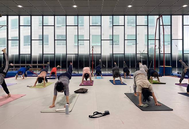 지난해 개최된 5060 골든웰빙운동 강좌에 참여한 주민들. 관악구 제공