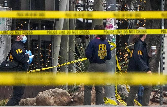 1일 총격으로 2명이 숨지고 14명이 다친 미국 텍사스 오스틴의 사건 현장에서 미 연방수사국(FBI) 요원들이 조사를 벌이고 있다. 오스틴=AP 뉴시스