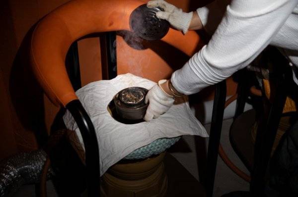 쑥뜸의 일종인 좌훈을 하는 모습. 진주 오행웰빙쑥뜸방 제공