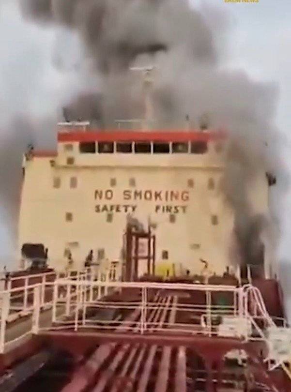 이란군 USV 공격으로 침몰하고 있는 유조선(MKD VYOM). X(구 트위터) 캡처