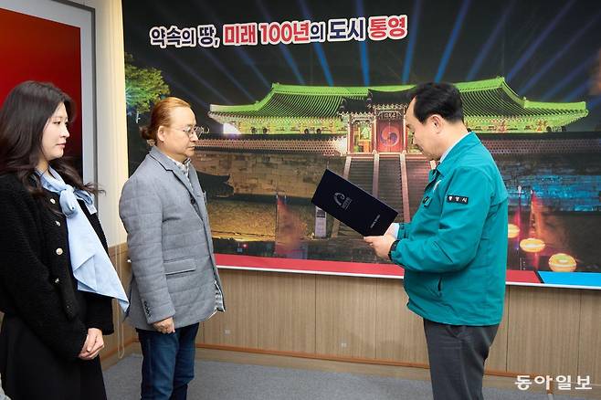 통영문화재단이 ‘2026 국가유산 미디어아트 통영’ 사업에 김종철 총감독을 위촉했다. 통영문화재단 제공