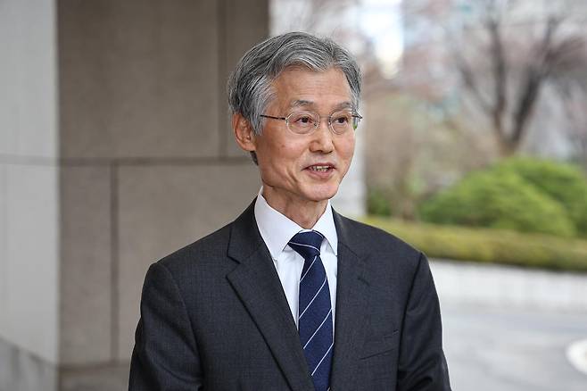 조희대 대법원장이 3일 서울 서초구 대법원으로 출근하며 취재진 질문에 답하고 있다. 2026.3.3 ⓒ 뉴스1