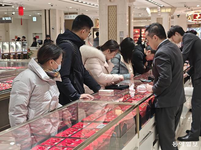 지난달 27일 중국 베이징의 대표 귀금속 전문 백화점인 차이바이에는 춘제(중국 설) 연휴가 지난 뒤에도 금 장신구나 투자용 금괴를 사려는 손님들로 북새통을 이뤘다. 베이징=김철중 특파원 tnf@donga.com