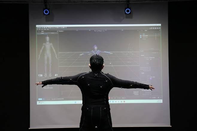 모션 캡처 슈트를 입은 어린이 기자가 화면을 보며 동작을 체크하고 있다. 동아사이언스 제공