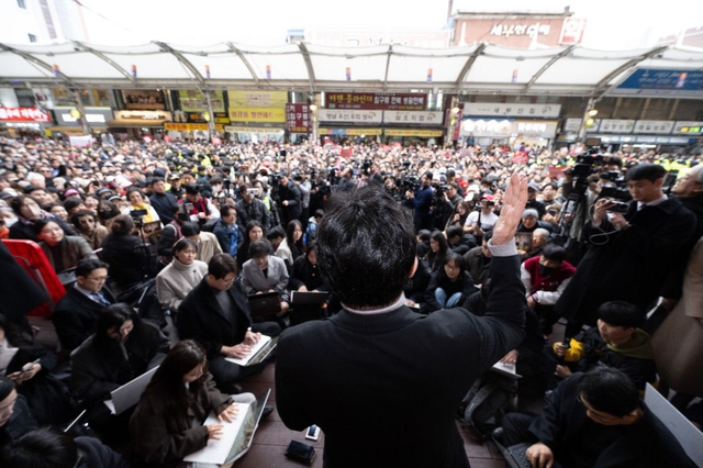 한동훈 전 국민의힘 당대표가 지난 2월 27일 대구 중구 서문시장을 방문, 순회한 뒤 마련된 공간에서 공개 연설 겸 기자회견을 하고 있다.[한동훈 전 법무부 장관 페이스북 사진]