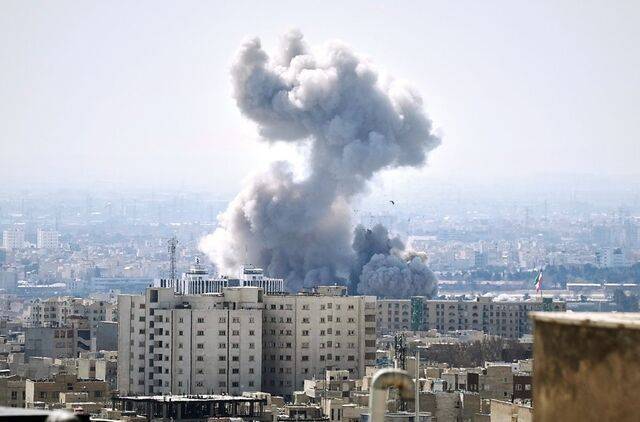 이란 수도 테헤란 도심에서 연기가 피어오르고 있다. AP 연합뉴스