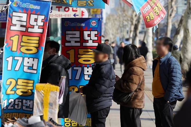 [서울=뉴시스] 홍효식 기자 = 지난해 로또복권이 6조 2천억 원어치 팔리며 최대 판매 기록을 또 경신했다. 역대 1등 당첨자는 1만153명으로 1만 명을 넘어섰다. 지난해 로또복권 판매액은 전년보다 4.6% 늘어난 6조 2001억 원을 기록했다. 2일 서울 시내 한 복권 판매점에서 시민들이 복권을 구매하기 위해 줄지어 기다리고 있다. 2026.02.02. yesphoto@newsis.com <저작권자ⓒ 공감언론 뉴시스통신사. 무단전재-재배포 금지.> /사진=뉴시스화상