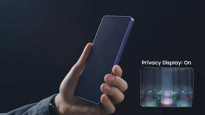 갤럭시 S26 울트라 프라이버시 디스플레이를 켰을 때. 측면에선 화면이 보이지 않는다.. 삼성전자 제공
