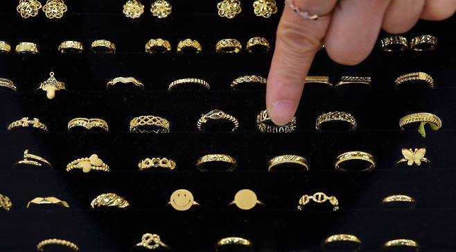 미국과 이란의 지정학적 갈등이 고조되면서 금 시세가 반등세를 보이는 가운데 지난 1일 서울 시내 금은방에 금이 진열돼 있다. 뉴시스