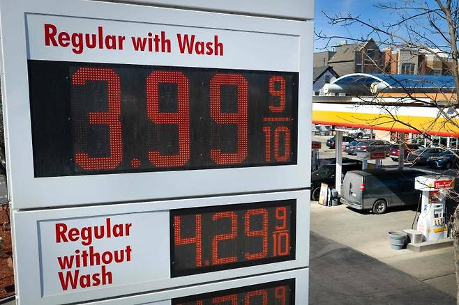 2일(현지시간) 미국 일리노이주 시카고의 한 주유소에 휘발유 가격이 표시되어 있다.AFP연합뉴스