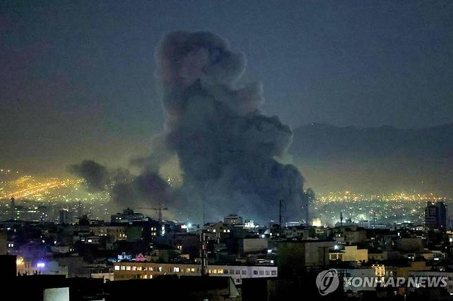 연기 피어오르는 이란 테헤란.연합뉴스