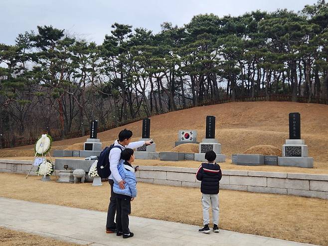 효창공원 내 삼의사 묘역에는 좌로부터 안중근 가묘, 이봉창, 윤봉길, 백정기 묘가 있다.