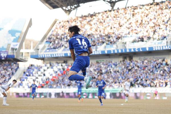 지난달 28일 수원 월드컵경기장에서 열린 K리그2 수원 삼성과 서울 이랜드의 개막전에 2만4071명의 관중이 모였다. 한국프로축구연맹 제공