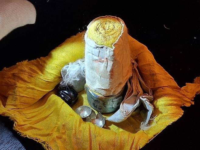 불상의 몸체 안에서 나온 복장물의 일부. 불상의 내부 오장육부 장기 성격을 지닌 후령통과 이를 싼 주머니천, 각종 공양물이 보인다. 노형석 기자