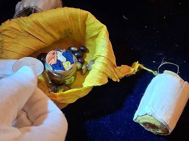 복장물 일부. 콩 등 곡식 씨앗과 거울, 오색천이 들어간 용기 등이다. 노형석 기자