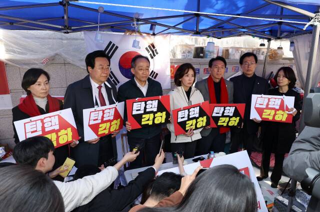 윤석열 탄핵심판 선고기일을 사흘 앞둔 2025년 4월1일 오후, 서울 종로구 헌법재판소 들머리 옆 천막농성장에서 나경원 국민의힘 의원(왼쪽 넷째) 등이 기자회견을 하고 있다. 한겨레 김영원 기자 forever@hani.co.kr