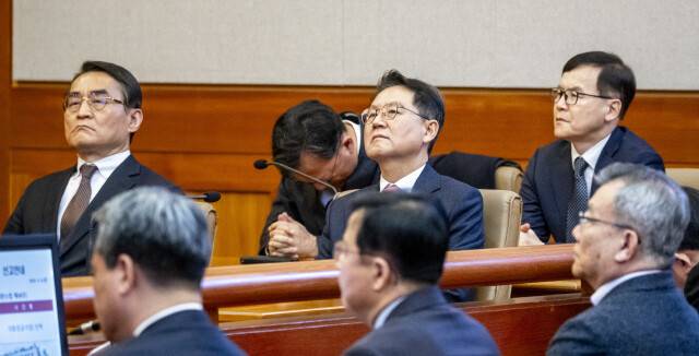 2025년 4월4일 서울 종로구 헌법재판소 대심판정에서 열린 윤석열의 탄핵심판 선고에 윤석열 쪽 대리인단으로 윤갑근 변호사 등이 참석하고 있다. 사진공동취재단