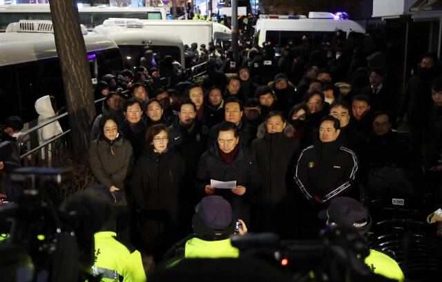 12·3 내란을 수사하는 공조수사본부가 내란죄 피의자 윤석열에 대한 2차 체포영장 집행을 시작한 2025년 1월15일 새벽, 서울 용산구 대통령 관저 입구에서 국민의힘 의원들이 입장을 발표하고 있다. 신소영 기자 viator@hani.co.kr