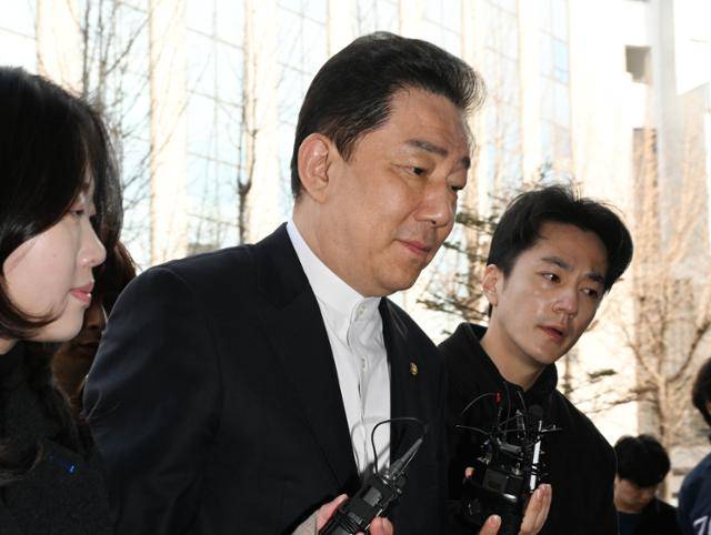 뇌물수수와 직권남용, 위계에 의한 업무방해 등 혐의를 받는 무소속 김병기 의원이 지난달 27일 이틀째 조사를 받기 위해 서울 마포구 서울경찰청 공공범죄수사대에 출석하고 있다. 왕태석 선임기자