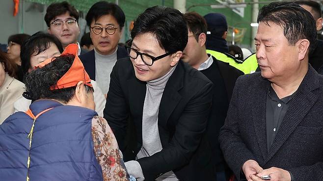 한동훈 국민의힘 전 대표가 27일 오후 대구 서문시장을 찾은 자리에서 상인과 인사하고 있다. 2026.2.27