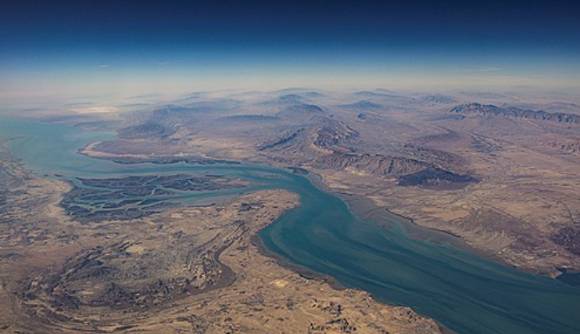 이란 이슬람혁명수비대(IRGC)가 전 세계 해상 원유 수송량의 약 20%가 통과하는 호르무즈 해협 봉쇄에 나서면서 원유 수급을 중동에 의존해 온 중국과 일본이 직격탄을 맞게 됐다. 사진은 호르무즈 해협. [사진=로이터/연합뉴스]