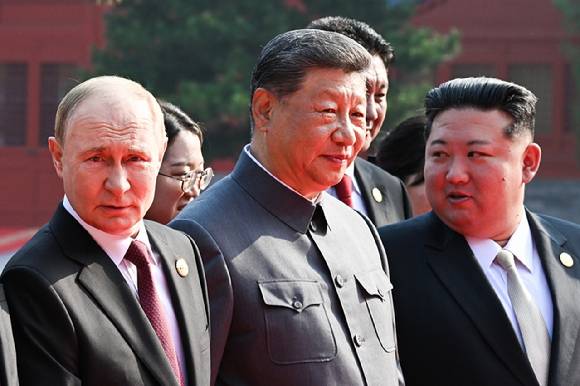 왼쪽부터 블라디미르 푸틴 러시아 대통령, 시진핑 중국 국가주석, 김정은 북한 국무위원장. [사진=TASS/연합뉴스]