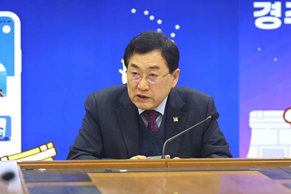 3일 주낙영 경주시장이 시청 영상회의실에서 열린 국·소·본부장회의에서 주요 현안사업에 대해 발언하고 있다. [사진=경주시청]