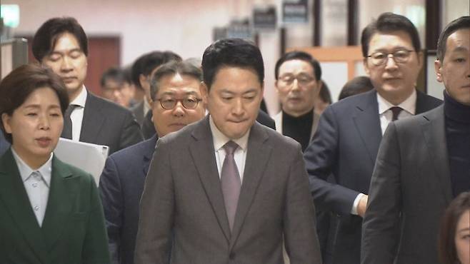 국민의힘 장동혁(가운데) 대표와 지도부