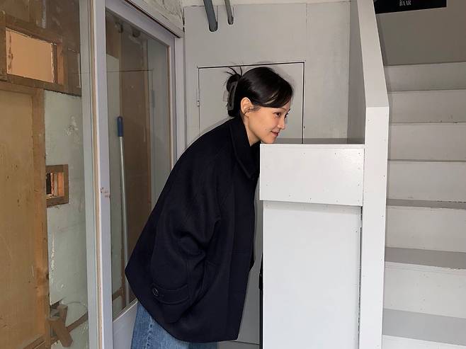 올해 젊은작가상 대상을 받은 소설가 김채원. 2022년부터 활동을 시작한 그는 지난해 첫 단편집을 낸 신인 작가다. [사진 육지예]