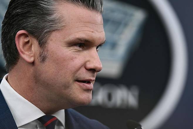 피트 헤그세스 미 전쟁부(국방부) 장관이 댄 케인 미 합동참모본부 의장과 함께 2일(현지시간) 워싱턴 펜타곤에서 열린 기자회견에서 이란 공습 작전의 개요에 대해 설명하고 있다. AFP=연합뉴스