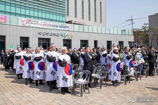 울산에선 '3·1만세운동'이 4월이다. 독립을 염원했던 그날을 재현하는 기념행사가 매년 세 차례 4월에 열리기 때문이다. 올해도 4월 초 울산 울주군 언양읍, 중구 병영동, 울주군 온양읍 남창리에서 각각 울산의 3.1만세운동 재현행사가 개최된다. 독립운동에 헌신한 순국선열을 기리는 묵념, 당시 만세운동을 재현하는 연극 공연, 시민들이 태극기를 흔들며 대한독립만세를 외치는 시가 행진 등이 이어진다. 사진 울산시