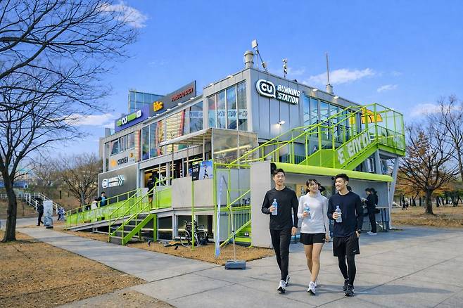 CU가 한강 인근에 오픈한 '러닝 스테이션' 콘셉트의 편의점. 사진 CU