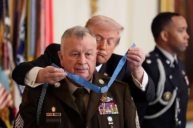 도널드 트럼프 대통령이 현지시간 2일 월요일 워싱턴 백악관 이스트룸에서 열린 행사에서 미 육군 사령부 상사 테리 P. 리처드슨에게 명예훈장을 수여하고 있다. AP=연합뉴스