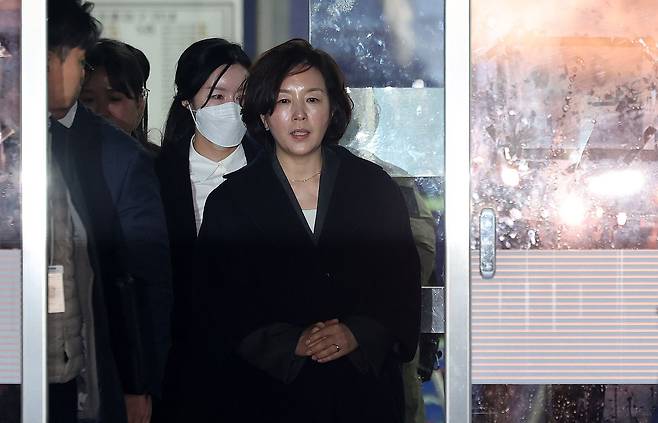 '1억 공천헌금' 의혹을 받는 김경 전 서울시의원이 3일 서울 서초구 중앙지법에서 열린 구속 전 피의자 심문을 마친 뒤 법정을 나서고 있다. 뉴스1