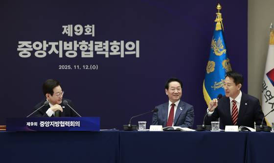 오세훈 서울시장(오른쪽)이 지난해 11월 12일 용산 대통령실에서 열린 이재명 대통령(왼쪽) 주재 중앙지방협력회의에서 발언하고 있다. 가운데는 유정복 시도지사협의회장 겸 인천시장. 연합뉴스