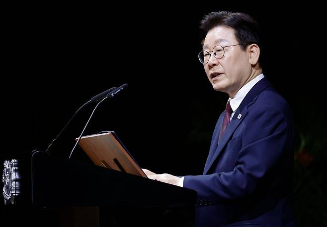 싱가포르를 국빈 방문 중인 이재명 대통령이 싱가포르 한 호텔에서 열린 국빈만찬에서 건배사를 하고 있다. 뉴스1