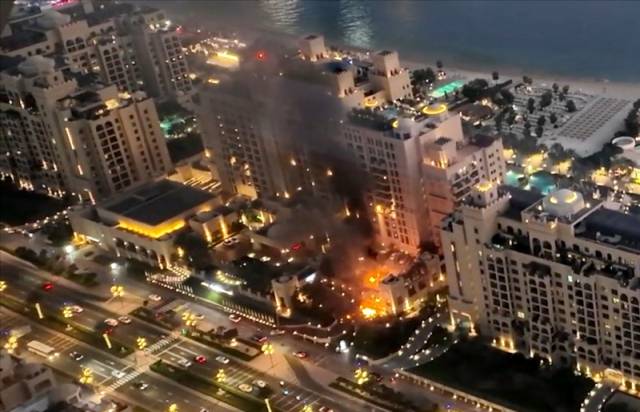 ▲ (왼쪽 사진부터)1일 최수길 전 강원도교육청 행정국장이 자신의 유튜브 채널을 통해 아랍에미리트(UAE) 두바이를 탈출하려는 현지인·관광객 상황을 전하고 있다. 지난 28일(현지 시간) 이란의 미사일 공격으로 두바이의 한 호텔이 불타고 있다. 유튜브 수길따라 영상캡처