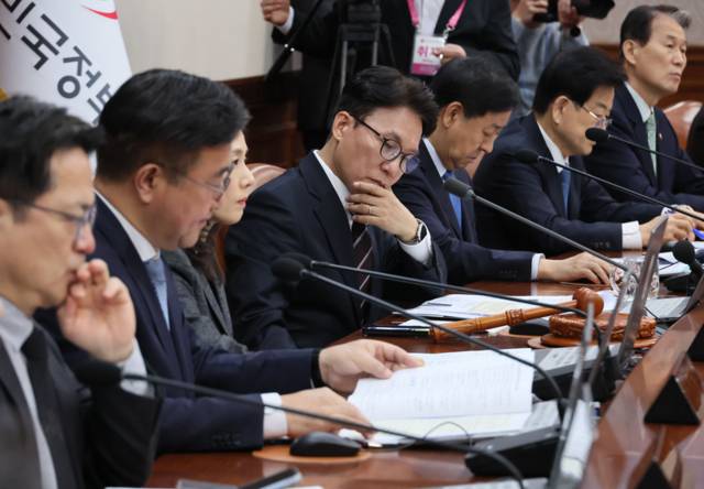 ▲ 김민석 국무총리가 3일 서울 종로구 정부서울청사에서 열린 국무회의에서 보고를 받으며 자료를 살펴보고 있다. 연합뉴스