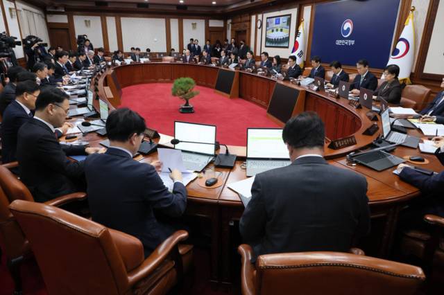 ▲ 김민석 국무총리가 3일 서울 종로구 정부서울청사에서 열린 국무회의를 주재하고 있다. 연합뉴스