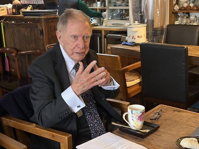 한국경제신문과 인터뷰 중인 마이클 커비 전 유엔 북한인권조사위원회 위원장. 최해련 기자