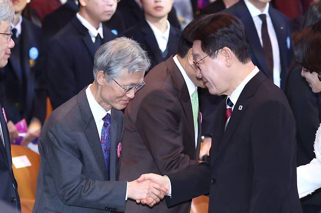이재명 대통령이 지난 1일 서울 강남구 코엑스에서 열린 제107주년 3·1절 기념식에서 조희대 대법원장과 악수하고 있다. 청와대통신사진기자단